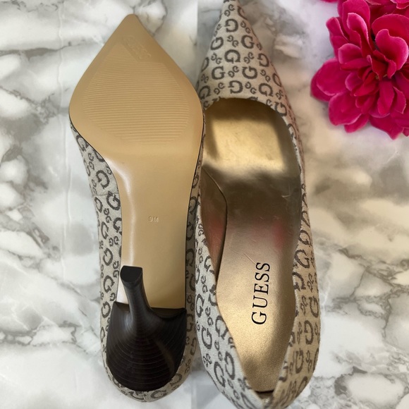 BRAND NEW Pair of GUESS Brown and Tan High-heels Shoes - Picture 9 of 9